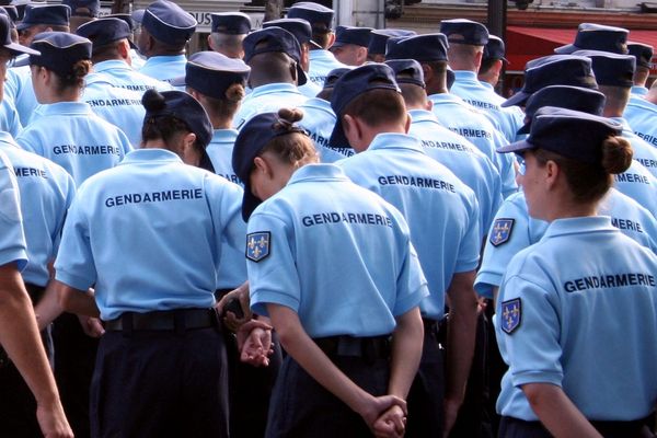 Gendarmes en uniforme et en rangs